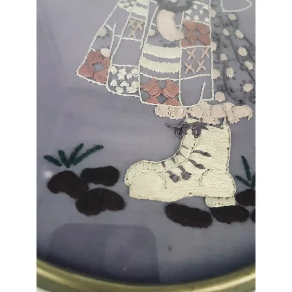 Vintage 1975 Holly Hobbie Folk Art Embroidery Oval Frame Signed Handmade Purple - Picture 7 of 9